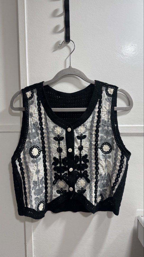 No brand top (Category: Others Tops) located in Quezon City. Submitted by geminibaby1994 (Listing ID 1469928475, Image 1). Description: 400 for both na This is super nice bought is sa Thailand .