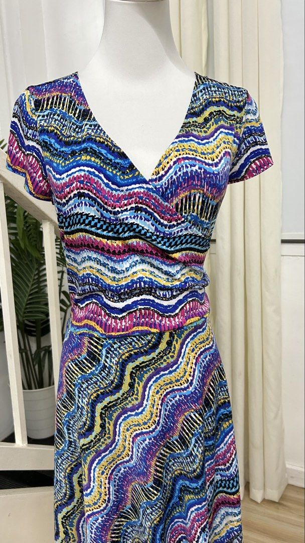 NTCO Nomadic Traders Multicolor Abstract Print Jersey Wrap Dress | Large (Category: Dresses) located in San Jose del Monte. Submitted by vanessabarredo (Listing ID 1469937805, Image 3). Description: Condition: Excellent Beautiful multicolored abstract print dress featuring a flattering surplice V-neckline, short sleeves, defined waist, and flowy A-line skirt. * Stretchable jersey fabric * Soft and comfortable * Wrap-style bodice * Waist tie at th