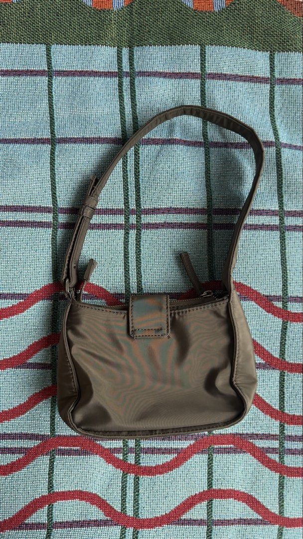 Nylon Shoulder Bag (Category: Shoulder Bags) located in Quezon City. Submitted by sr.archive (Listing ID 1469797769, Image 2). Description: Color: Dark Green.