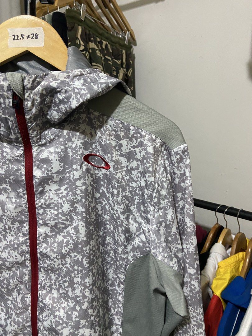 Oakley (Category: Coats, Jackets and Outerwear) located in Cavite. Submitted by jayson_04 (Listing ID 1469873029, Image 3). Description: color rate: 9.5 condition: 9.5 issue: none dimes: 22.5x28.
