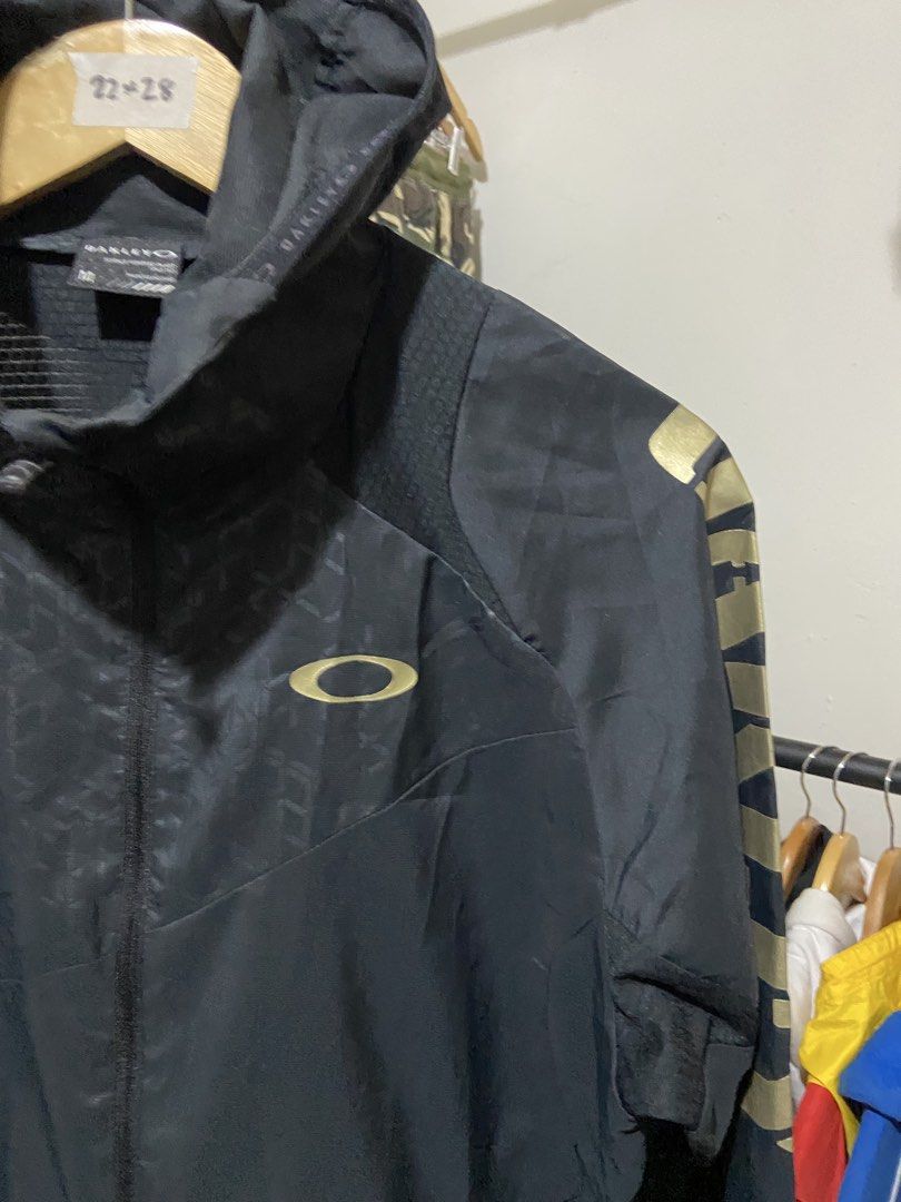 Oakley (Category: Coats, Jackets and Outerwear) located in Cavite. Submitted by jayson_04 (Listing ID 1469873357, Image 3). Description: color rate: 9.5 condition: 9.5 issue: none dimes: 22x28.