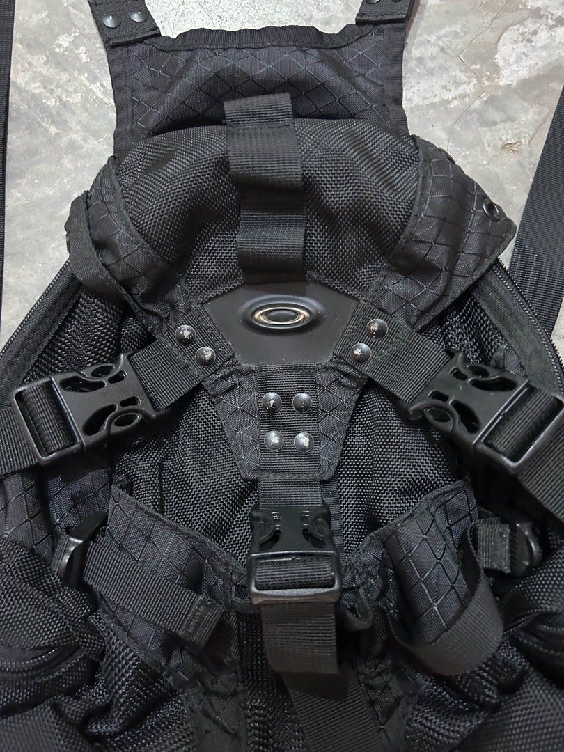 oakley backpack (Category: Backpacks) located in Compostela. Submitted by source_20 (Listing ID 1469893813, Image 3). Description: OAKLEY BACKPACK ICON MINI ISSUE SIGN OF USAGE 📍DAVAO DE ORO CAN SHIP VIA JNT.