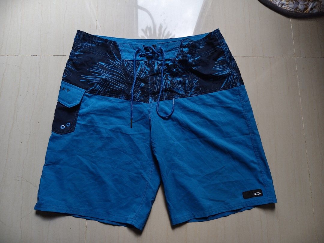 Oakley Board Short Size 34 (Category: Shorts) located in Iloilo. Submitted by branded-boy0422_16 (Listing ID 1469797092, Image 1). Description: W: 34 L: 20 Good as new No issue.