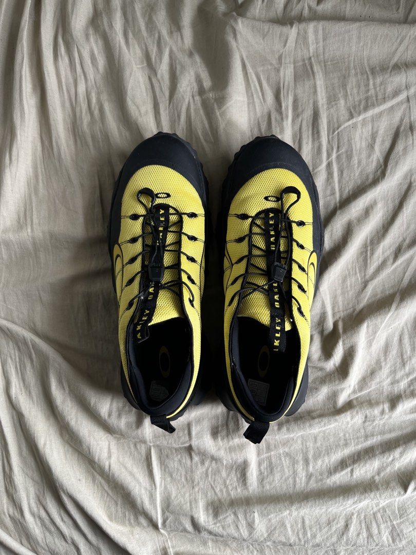 Oakley Edge Flex Citrus Yellow/Black (Category: Sneakers) located in Paranaque City. Submitted by nifty_goodies (Listing ID 1469795316, Image 2). Description: Oakley Edge Flex Citrus Yellow Black Size - 12us mens (snug fit) fits 11us Issue - needs cleaning, replaced laces, replacement box P5,000 Not thrifted.