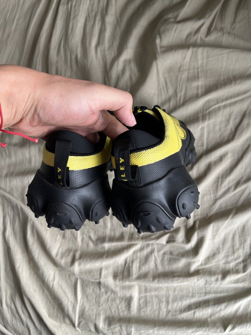 Oakley Edge Flex Citrus Yellow/Black (Category: Sneakers) located in Paranaque City. Submitted by nifty_goodies (Listing ID 1469795316, Image 3). Description: Oakley Edge Flex Citrus Yellow Black Size - 12us mens (snug fit) fits 11us Issue - needs cleaning, replaced laces, replacement box P5,000 Not thrifted.