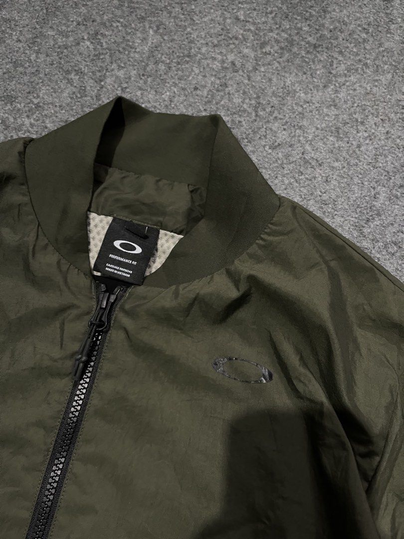 Oakley jacket (Category: Coats, Jackets and Outerwear) located in Lapu Lapu. Submitted by jhonrener41426 (Listing ID 1469832225, Image 2). Description: Size medium Waist-22 Length-27 Excellent condition Color rate 9.8/10 Authentic Issue last pic .