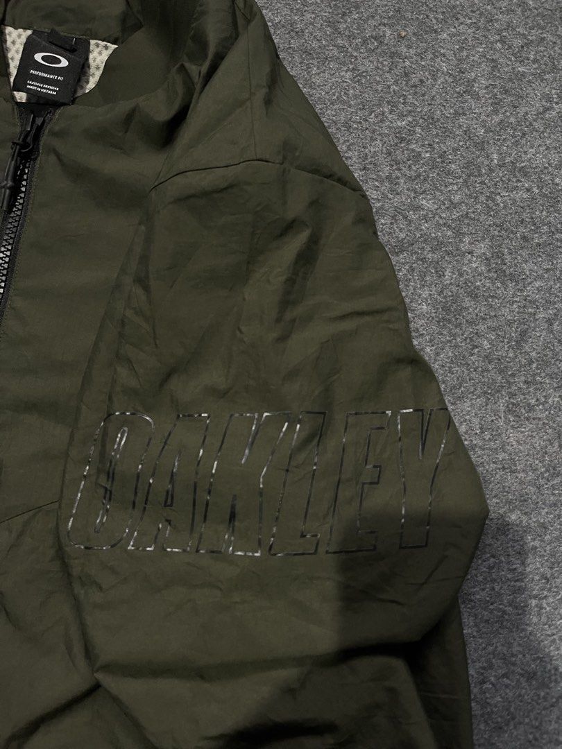 Oakley jacket (Category: Coats, Jackets and Outerwear) located in Lapu Lapu. Submitted by jhonrener41426 (Listing ID 1469832225, Image 3). Description: Size medium Waist-22 Length-27 Excellent condition Color rate 9.8/10 Authentic Issue last pic .