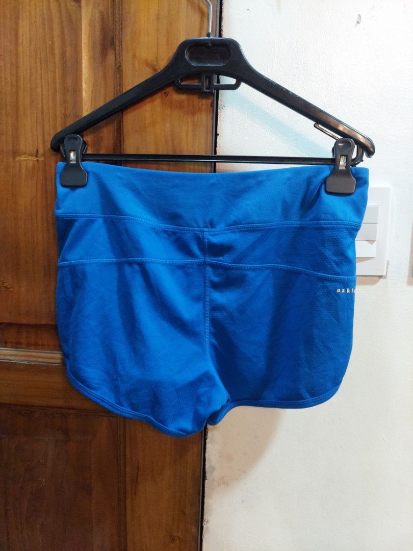 OAKLEY RUNNING SHORTS (Category: Activewear) located in San Pedro. Submitted by cyanide.slug.cat (Listing ID 1469863582, Image 3). Description: s-m 30-36" waist 10" length walang inner panty.