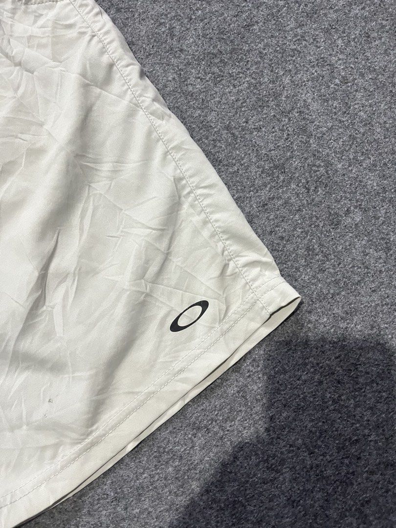 Oakley short (Category: Shorts) located in Lapu Lapu. Submitted by jhonrener41426 (Listing ID 1469823300, Image 3). Description: Size 32 Length-19 Leg opening-10.5 Excellent condition Color rate 9.5/10 Authentic Issue none .