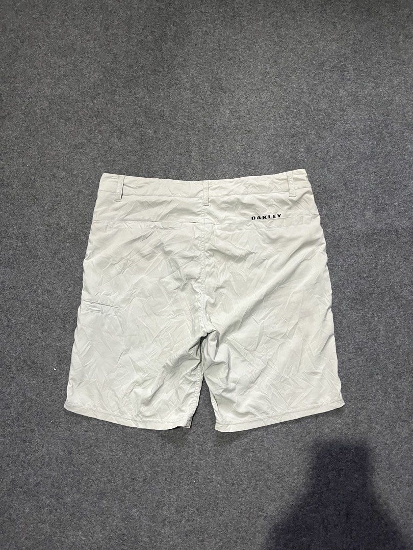 Oakley short (Category: Shorts) located in Lapu Lapu. Submitted by jhonrener41426 (Listing ID 1469823300, Image 2). Description: Size 32 Length-19 Leg opening-10.5 Excellent condition Color rate 9.5/10 Authentic Issue none .