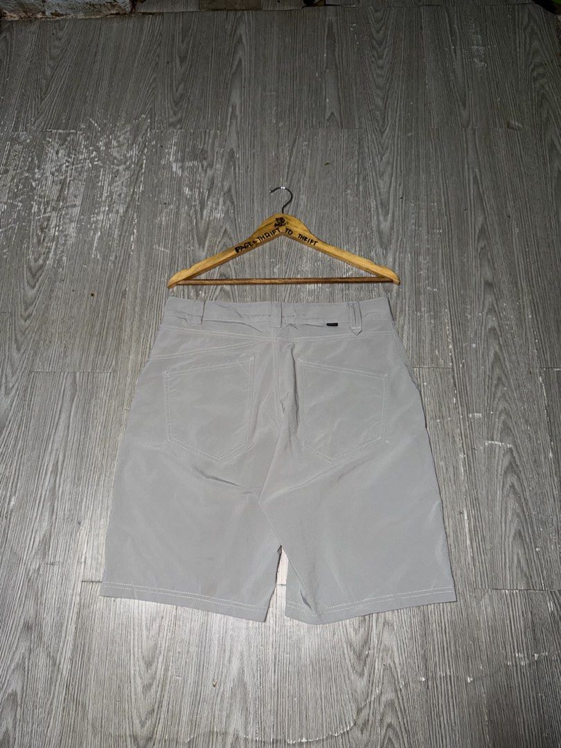 OAKLEY SHORT DRI FIT FABRIC GOLF (Category: Shorts) located in Manila. Submitted by triptothrift7 (Listing ID 1469794096, Image 3). Description: pm me for fast transaction! OAKLEY SHORT DRI FIT FABRIC GOLF for only 899 size 32 on tag waistline 32 x 34 length 21 minor issue lang sa likod sa waist di visible kapagsuot excellent condition color rate 9/10 mode of payment gcash or bank transfer location Biñan laguna.