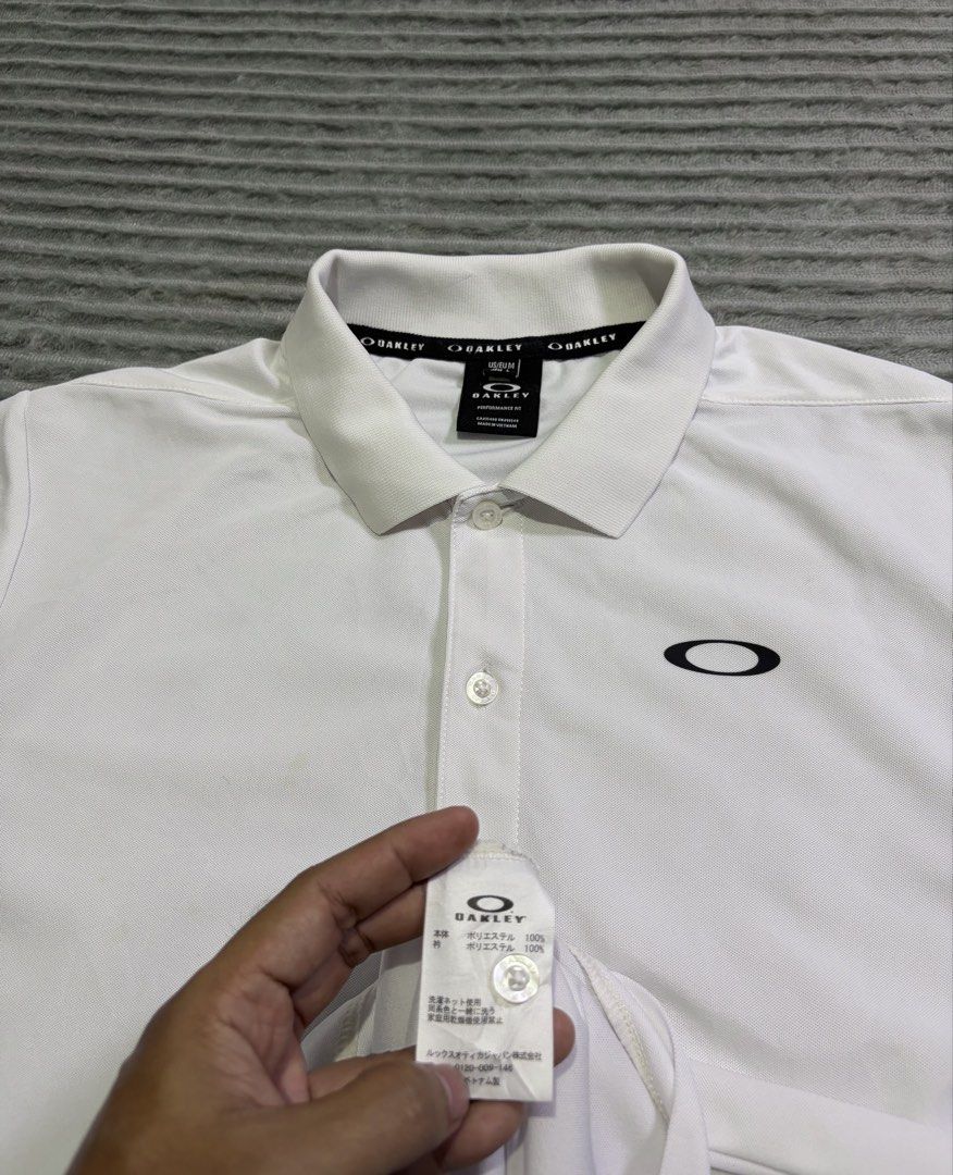 Oakley white poloshirt (Category: Activewear) located in Kawit. Submitted by samfuentebella09 (Listing ID 1469862000, Image 3). Description: OAKLEY WHITE POLOSHIRT✅ ▪️Size Medium on tag✅ ▪️Width”21 x 26”Length✅ ▪️Excellent Condition 9/10✅ ▪️Color Rate 10/10✅ ▪️Good As New✅ Add sf💸 Pm🔑.