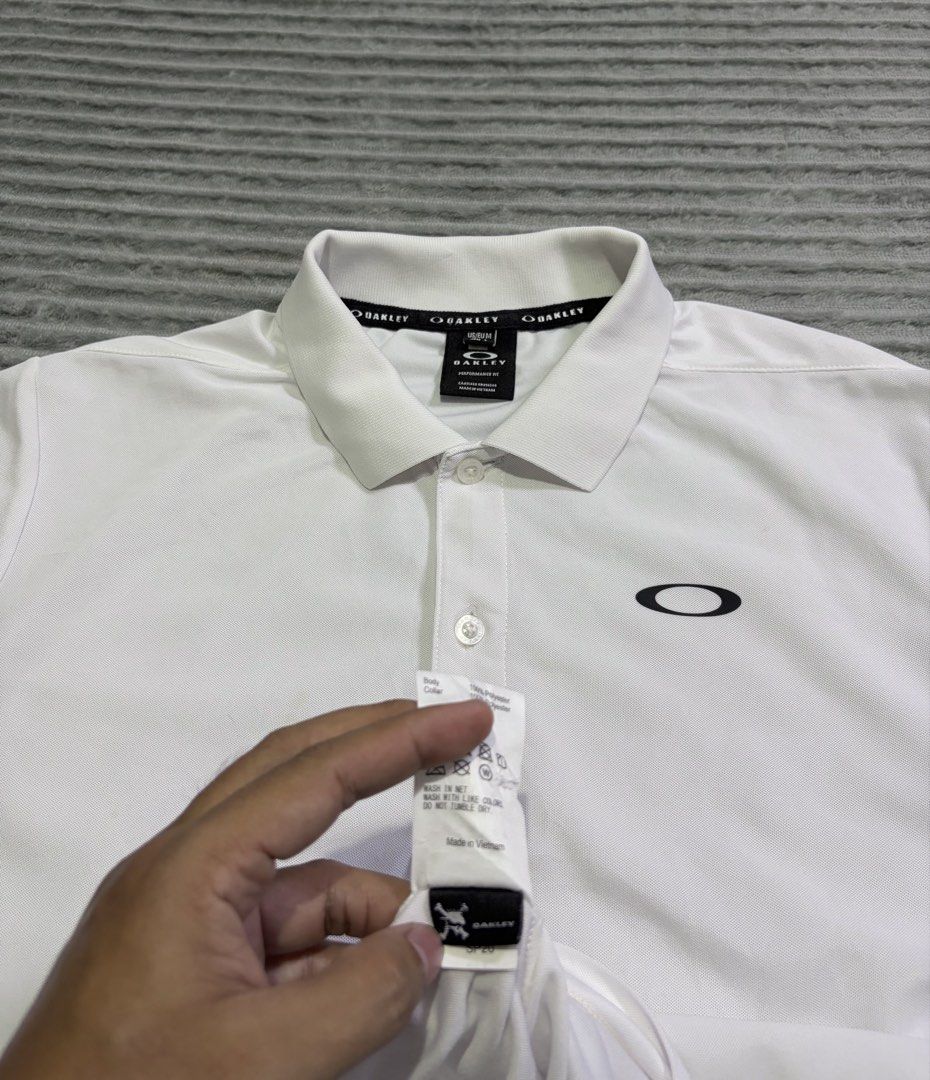 Oakley white poloshirt (Category: Activewear) located in Kawit. Submitted by samfuentebella09 (Listing ID 1469862000, Image 2). Description: OAKLEY WHITE POLOSHIRT✅ ▪️Size Medium on tag✅ ▪️Width”21 x 26”Length✅ ▪️Excellent Condition 9/10✅ ▪️Color Rate 10/10✅ ▪️Good As New✅ Add sf💸 Pm🔑.