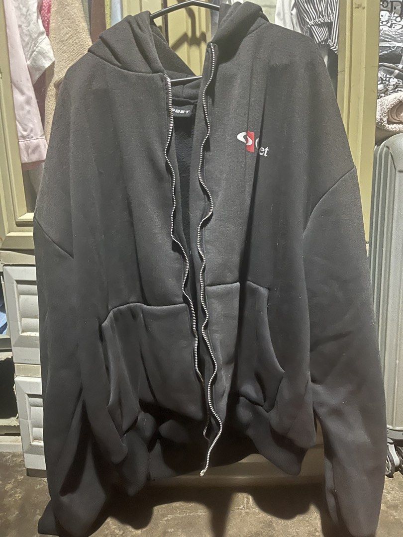 Offset zip hoodie (Category: Announcements) located in Taguig. Submitted by kiyo_55 (Listing ID 1469934026, Image 2). Description: .