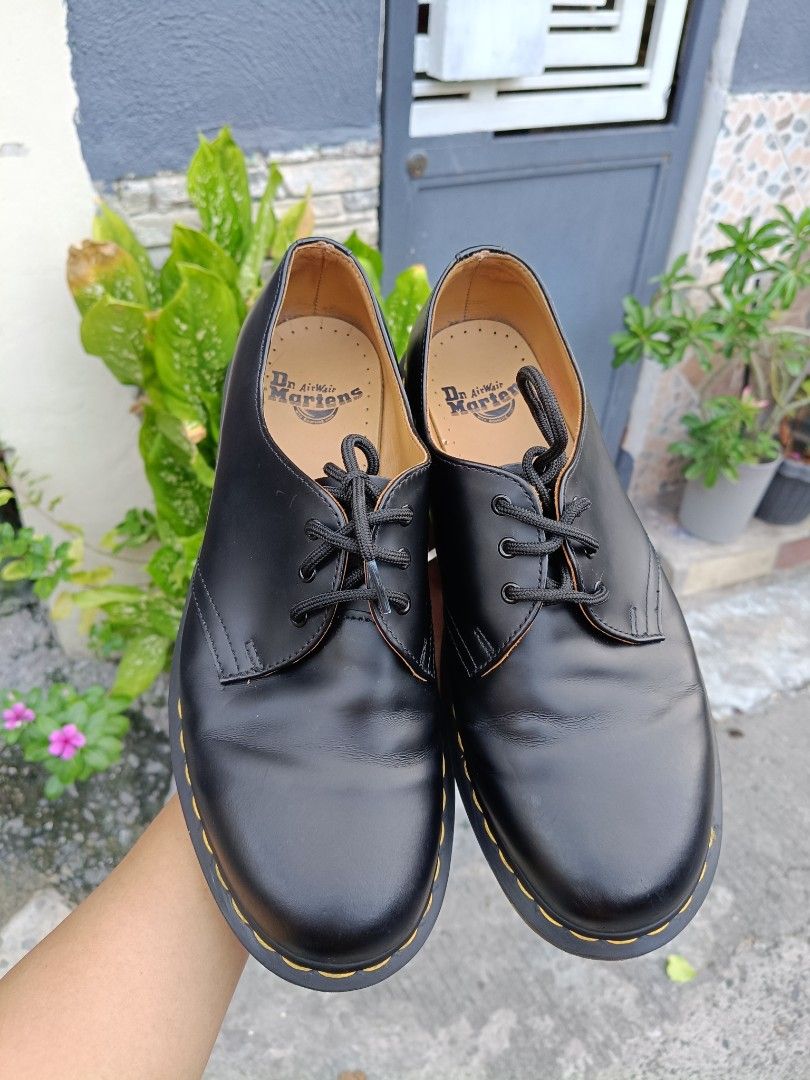 OG Dr. Martens 1461 Smooth (Black) (Category: Casual Shoes) located in Taguig. Submitted by handpickedreplay (Listing ID 1469932167, Image 2). Description: OG Dr. Martens 1461 Smooth (Black) ⛔ Excellent condition, what you see is what you get. No issue, minimal sign of usage only, smooth and shiny pa body. Made in Lao PDR, iconic yellow stitching. - UK 7 | US Men's 8 - Taguig City Location, No COD.