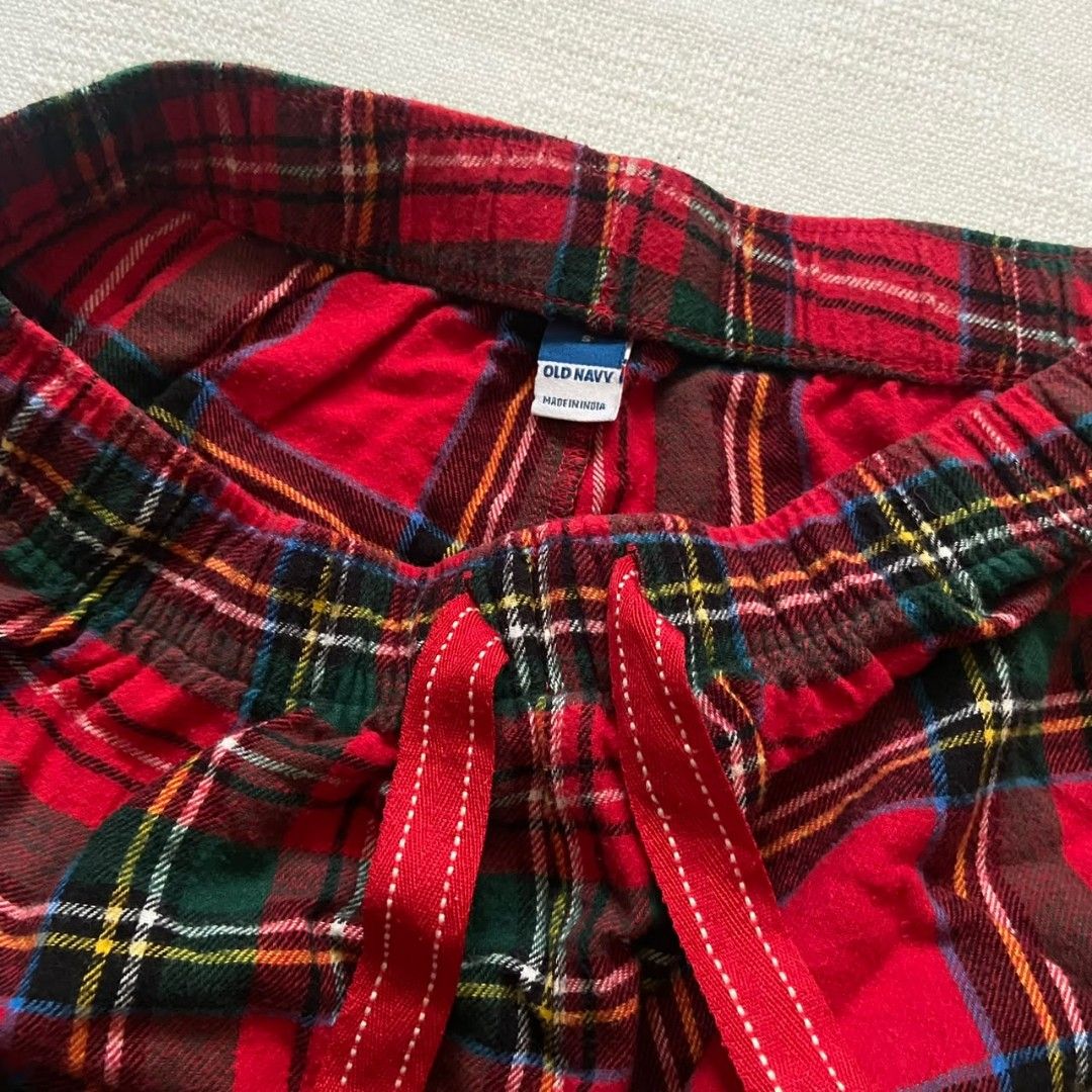 Old Navy plaid sweatshorts (Category: Shorts) located in Rizal. Submitted by urkoala (Listing ID 1469872256, Image 2). Description: fits s to m.