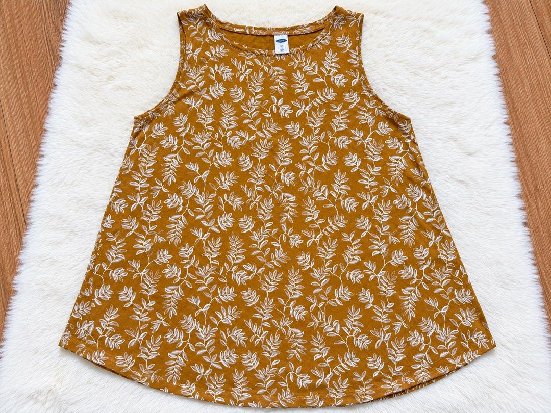 Old Navy (S) Sleeveless Shirt (Category: Sleeveless) located in San Fernando. Submitted by maindaysanik2x (Listing ID 1469944958, Image 1). Description: Size:Small Likenew .