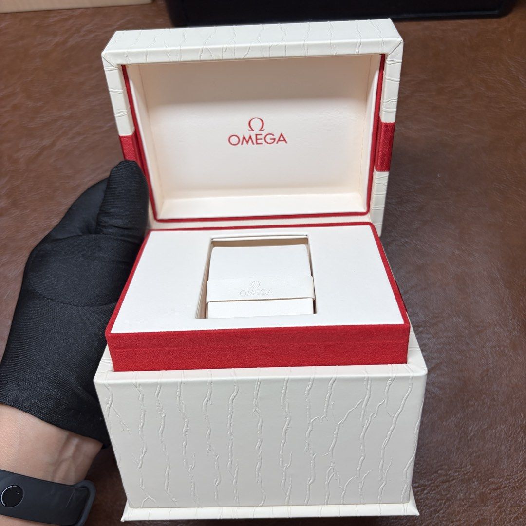 authentic omega box (Category: Luxury Watches) located in Manila. Submitted by noah.kock1914 (Listing ID 1458474269, Image 2). Description: Authentic Omega women’s watch box (ladies‘ model), brand new and unused. Includes: Inner watch box Outer box Warranty card holder Instruction manual Note: Paper shopping bag and shipping fees are not included in the listed price..
