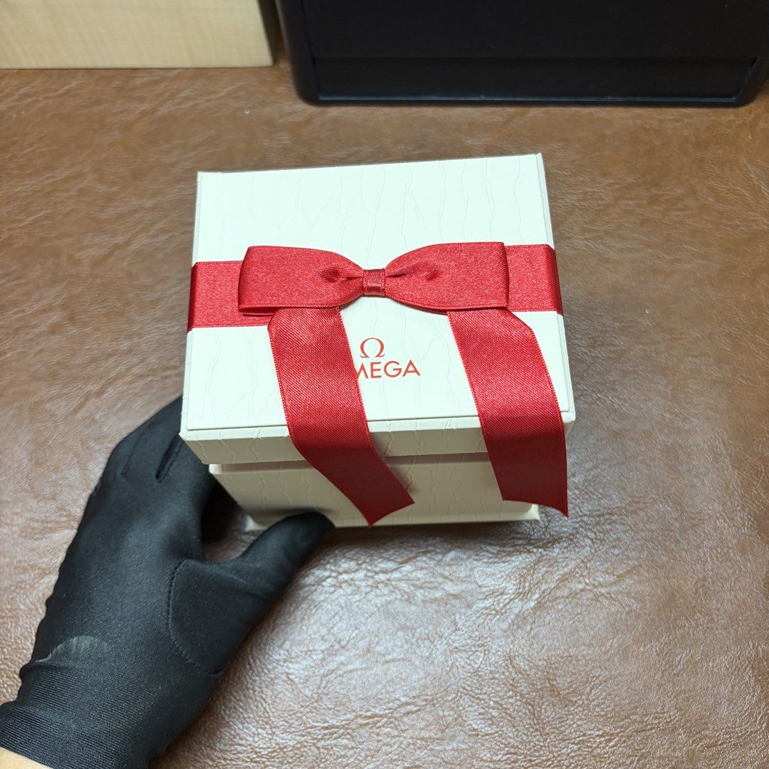 authentic omega box (Category: Luxury Watches) located in Manila. Submitted by noah.kock1914 (Listing ID 1458474269, Image 3). Description: Authentic Omega women’s watch box (ladies‘ model), brand new and unused. Includes: Inner watch box Outer box Warranty card holder Instruction manual Note: Paper shopping bag and shipping fees are not included in the listed price..