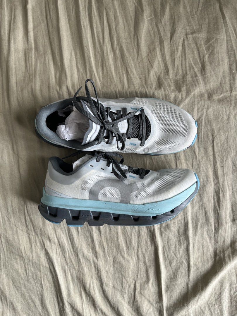 On Cloudflow 5 (Category: Sneakers) located in Paranaque City. Submitted by nifty_goodies (Listing ID 1469795620, Image 1). Description: ON Cloudflow 5 Size - 7.5us womens Issue - no box(natapon na) Used once only P4000 .