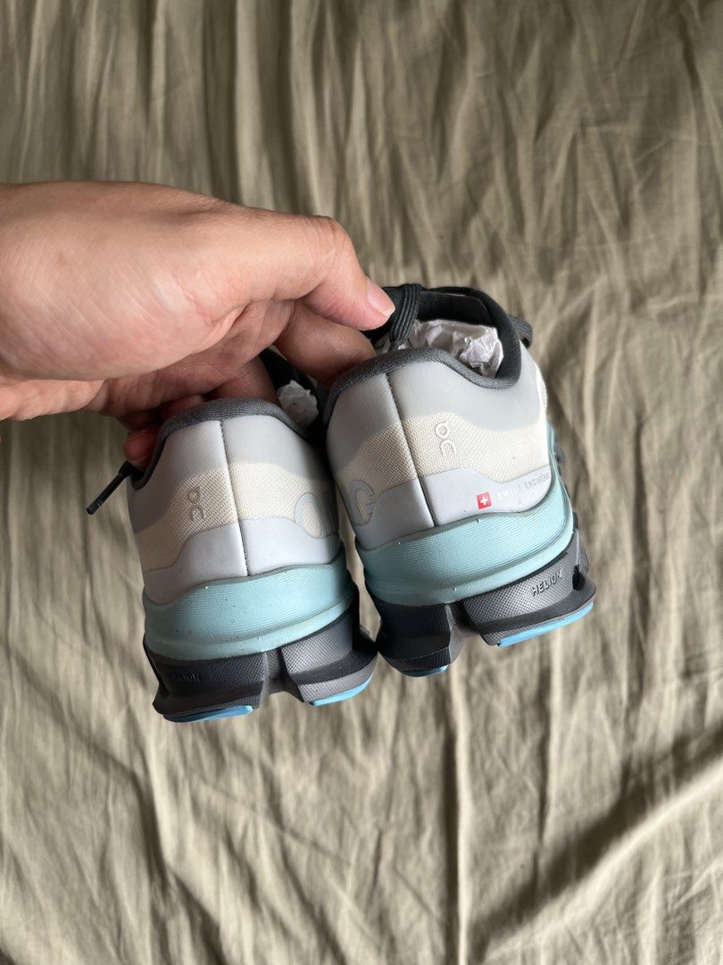On Cloudflow 5 (Category: Sneakers) located in Paranaque City. Submitted by nifty_goodies (Listing ID 1469795620, Image 2). Description: ON Cloudflow 5 Size - 7.5us womens Issue - no box(natapon na) Used once only P4000 .