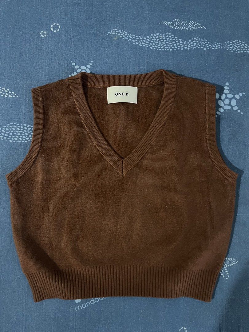 ONE-K V-Neck Knit Cropped Top Bundle (Category: Sleeveless) located in Manila. Submitted by cydeclutters (Listing ID 1469933049, Image 3). Description: Buy 1 get 1 bundle Color off white and rust orange Very thick fabric With signs of use but not abused Condition 7/10 Rfs: decluttering.