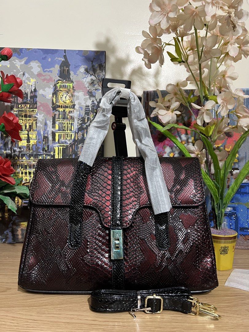 ORIGINAL HONGKONG BAG (Category: Shoulder Bags) located in Mandaue City. Submitted by celinecious (Listing ID 1469866177, Image 2). Description: .