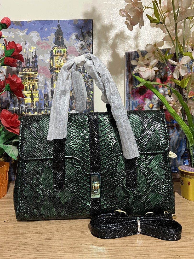 ORIGINAL HONGKONG BAG (Category: Shoulder Bags) located in Mandaue City. Submitted by celinecious (Listing ID 1469866177, Image 3). Description: .