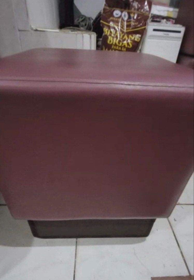 Ottoman (Category: Chairs) located in Manila. Submitted by inaahc (Listing ID 1469946733, Image 3). Description: Ottoman chair Ginamit sa cofee shop And very good condition Pwede gamitin sa bahay lang or sa kwarto matibay po sya at malambot malinis at desente tignan…hindi po laspag ang item mukang bago pa. 17”inc po ang taas Pm lang po sa interested .