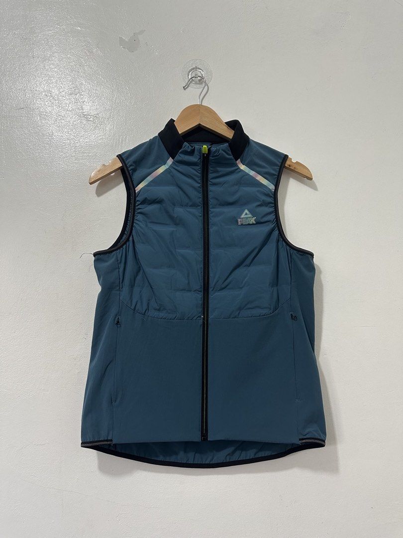 Peak Running Down Puffer Jacket Women Small (Category: Coats, Jackets and Outerwear) located in Balanga. Submitted by winterlab_ph (Listing ID 1469839393, Image 2). Description: C089 W 17.5 L 23.5 Puffer Vest if running a marathon or a fun run during winter is part of your itinerary..