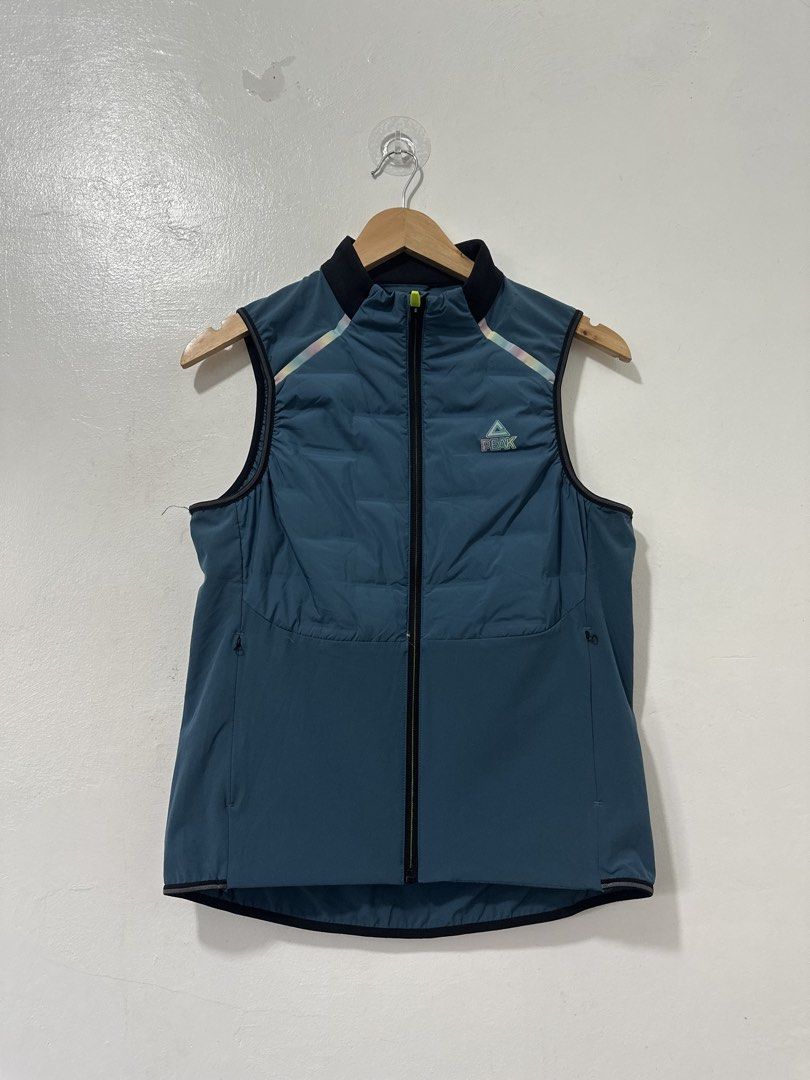 Peak Running Down Puffer Jacket Women Small (Category: Coats, Jackets and Outerwear) located in Balanga. Submitted by winterlab_ph (Listing ID 1469839393, Image 3). Description: C089 W 17.5 L 23.5 Puffer Vest if running a marathon or a fun run during winter is part of your itinerary..