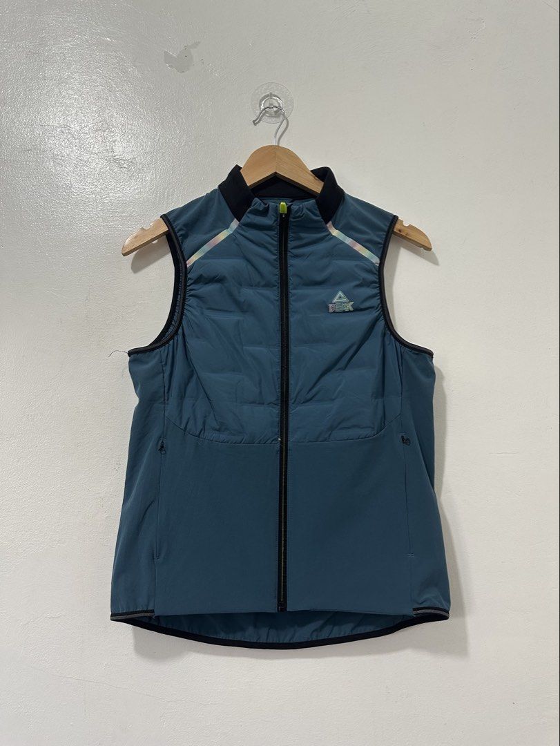 Peak Running Down Puffer Jacket Women Small (Category: Coats, Jackets and Outerwear) located in Balanga. Submitted by winterlab_ph (Listing ID 1469839393, Image 1). Description: C089 W 17.5 L 23.5 Puffer Vest if running a marathon or a fun run during winter is part of your itinerary..