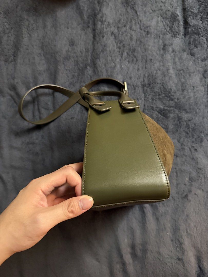 Pedro Bag (Category: Cross-body Bags) located in Manila. Submitted by iscglvz (Listing ID 1469865596, Image 2). Description: Pedro Demi Maxi Bag Inclusion: - Short and Long Strap - Pedro Dust Bag Original Price: 7,799 Details: - Lining: Suede Microfiber - Height (mm): 215 - Width (mm): 330 - Depth (mm): 120 - Handle Drop (mm): 300.