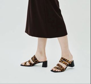 (Category: ) located in . Submitted by prettylovelycloset (Listing ID 1469930913, Image 1). Description: .