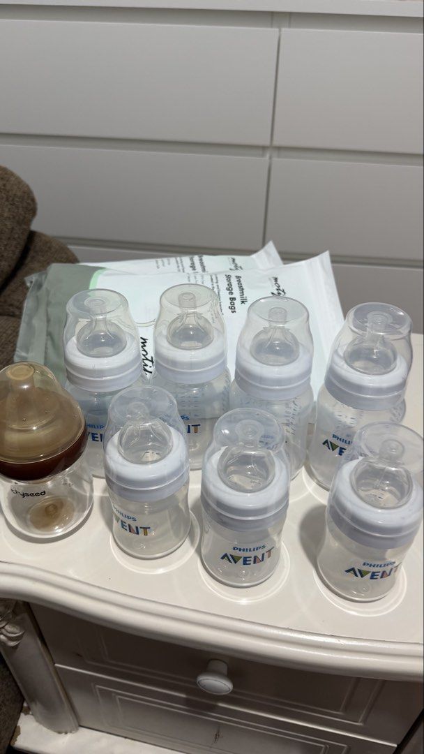 Philips Avent and Tinyseed Baby Bottles Bundle (Category: Breastfeeding & Bottle Feeding) located in San Miguel. Submitted by quineellana (Listing ID 1469871137, Image 2). Description: - Bundle includes 7 Philips Avent bottles with white screw caps and clear nipples - Includes 1 brown Tinyseed bottle with a matching brown nipple - Ideal starter set for new parents stocking up on essentials - Rags-to-riches value pack for budget-conscious moms and