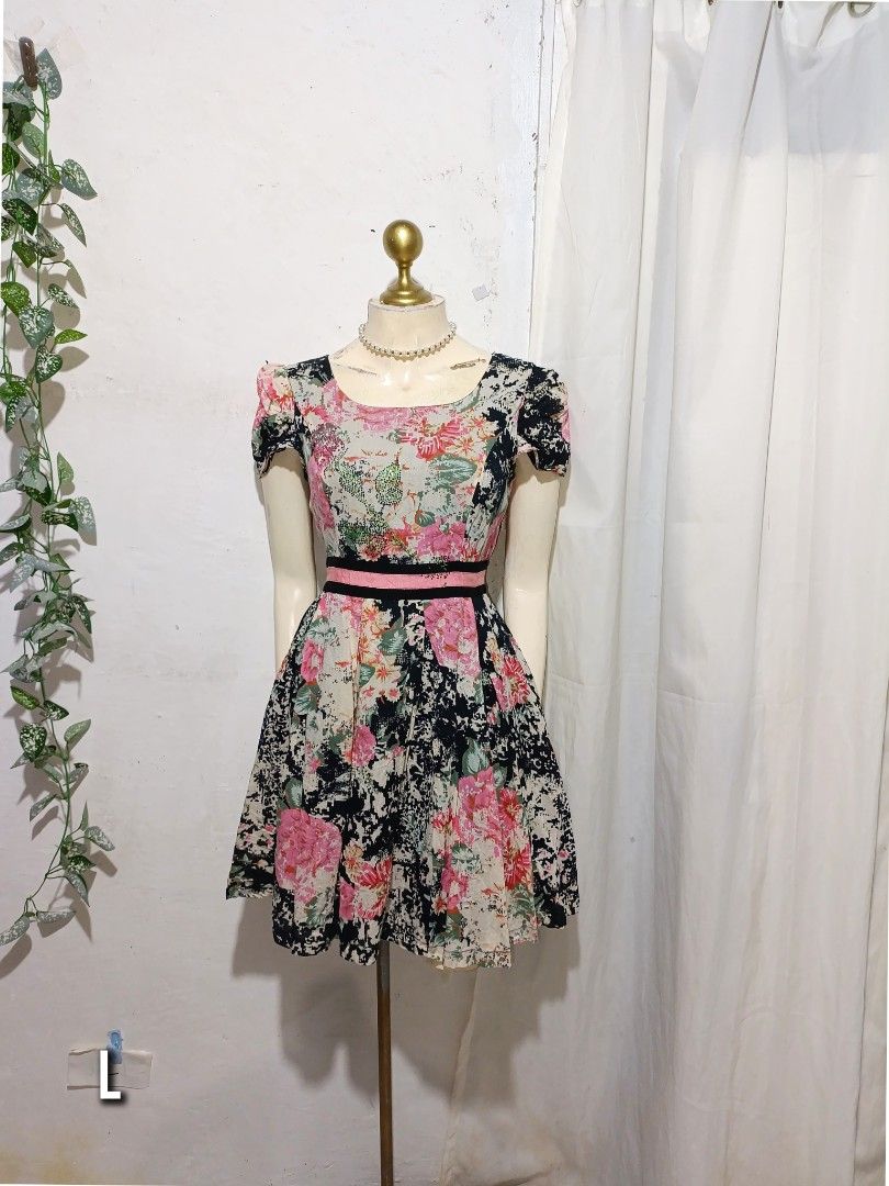 pink floral retro dress (Category: Dresses) located in Pateros City. Submitted by amj_amj (Listing ID 1469860841, Image 1). Description: .