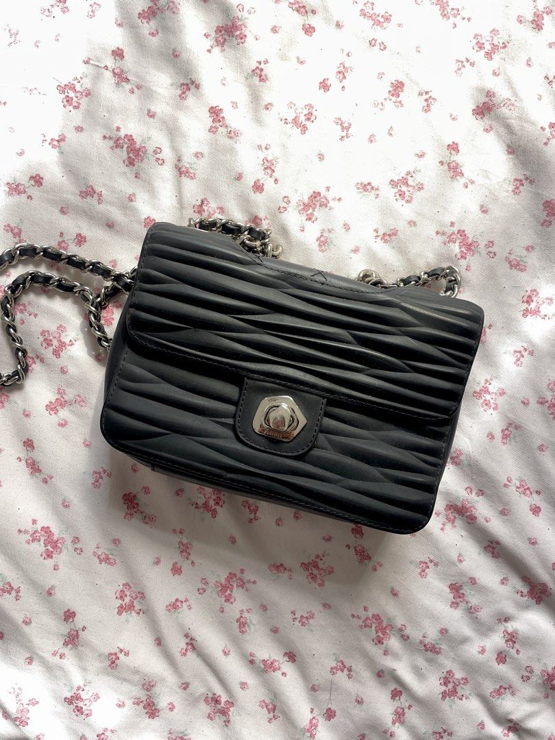 Pisidia Black Shoulder Bag Purse (Category: Shoulder Bags) located in Calamba. Submitted by minikuijuri (Listing ID 1469764595, Image 1). Description: - high quality, in good condi!.