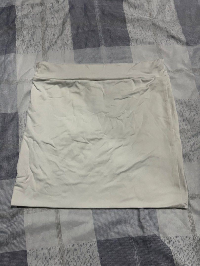 Plain White Short Skirt Elastic Waistband (Category: Skirts) located in Legazpi City. Submitted by chynnunez (Listing ID 1469875934, Image 1). Description: - Color: Clean white - Waistband: Thick, stretchy, and comfortable elastic - Fabric: Smooth texture, easy to match with any top - Style: Essential basic piece for everyday wear - Deal: Ready for a quick and hassle-free transaction.