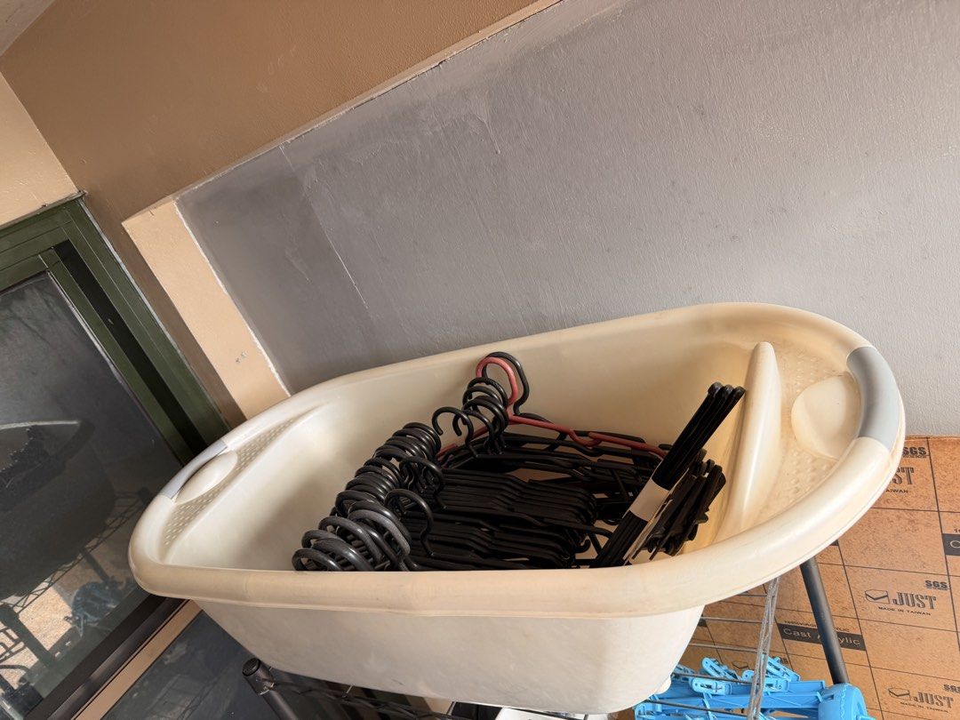 Plastic Baby Bath Tub (Category: Bathtub & Bath Accessories) located in Manila. Submitted by officialrodz (Listing ID 1469766043, Image 2). Description: - Color/Material: Cream-colored plastic bathtub - Features: Generous size, deep basin, built-in soap holder, and divider .