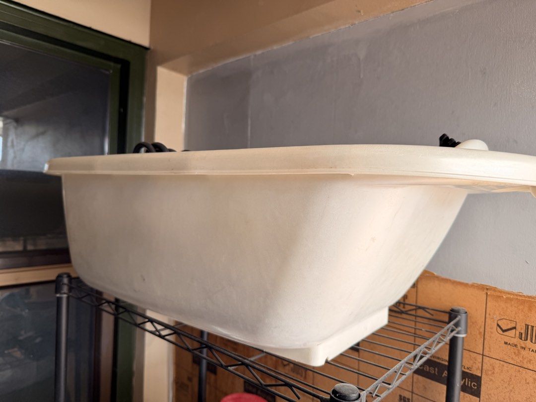 Plastic Baby Bath Tub (Category: Bathtub & Bath Accessories) located in Manila. Submitted by officialrodz (Listing ID 1469766043, Image 1). Description: - Color/Material: Cream-colored plastic bathtub - Features: Generous size, deep basin, built-in soap holder, and divider .