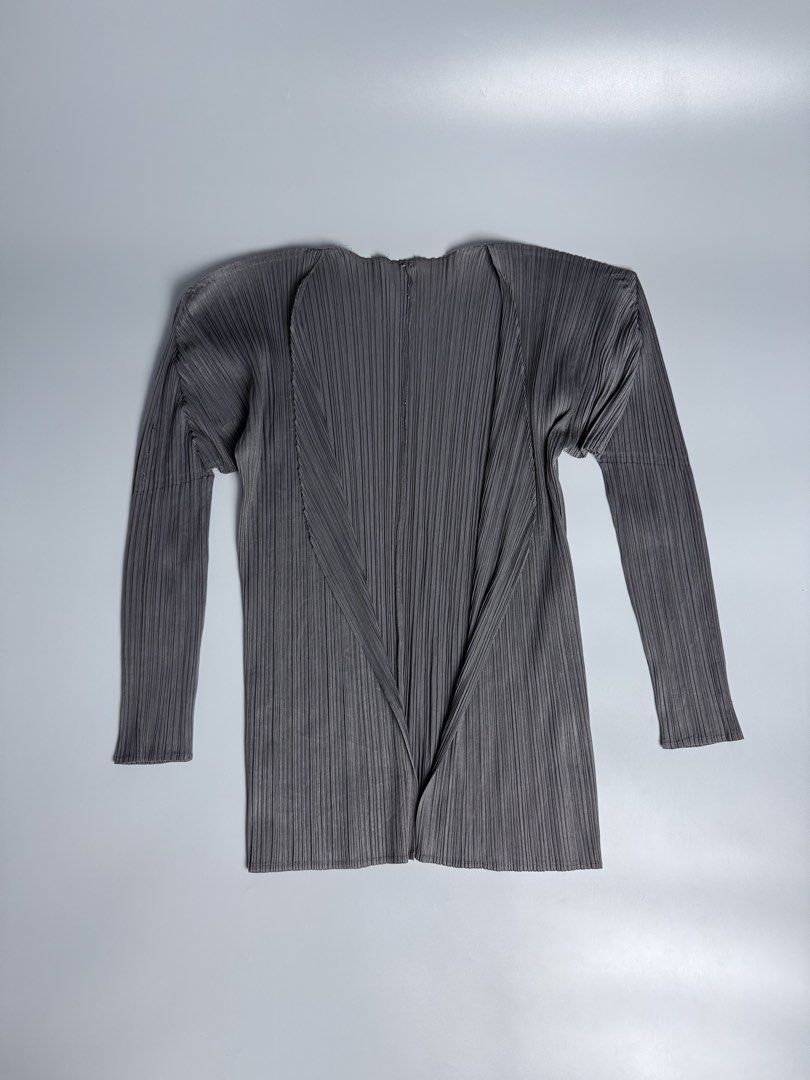 Pleats Please Pleated Cardigan (Category: Longsleeves) located in San Pablo. Submitted by zzz.archvs (Listing ID 1469864939, Image 1). Description: Honest flaws on pictures .