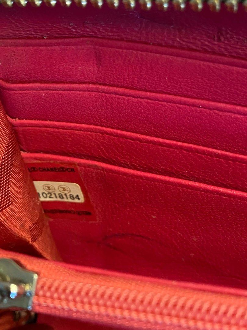 pm.sure buyer (Category: Wallets & Card holders) located in Baguio. Submitted by m1ctess_1_2 (Listing ID 1469764517, Image 3). Description: Ukay source genuine leather,meron minimal issue sa last 2pics.usesable pa,long wallet thanks.