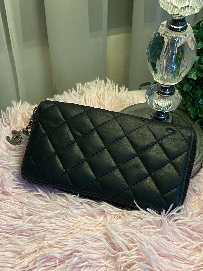 pm.sure buyer (Category: Wallets & Card holders) located in Baguio. Submitted by m1ctess_1_2 (Listing ID 1469764517, Image 2). Description: Ukay source genuine leather,meron minimal issue sa last 2pics.usesable pa,long wallet thanks.