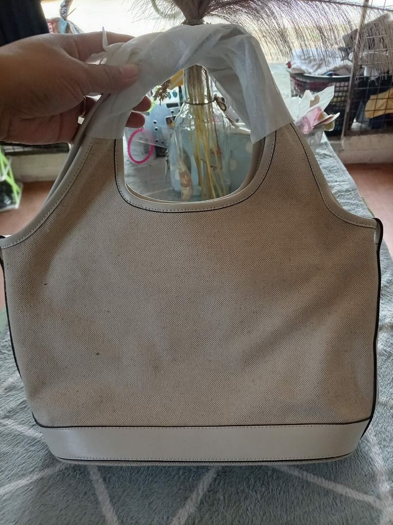 Prada canvas handbag (Category: Purses & Pouches) located in Aborlan. Submitted by adelasays (Listing ID 1469936507, Image 2). Description: Free shipping! Ukay source No flaws, looks brand new coz there's platic on handle when we got it from the box. With free unbranded bag for sure buyer. .