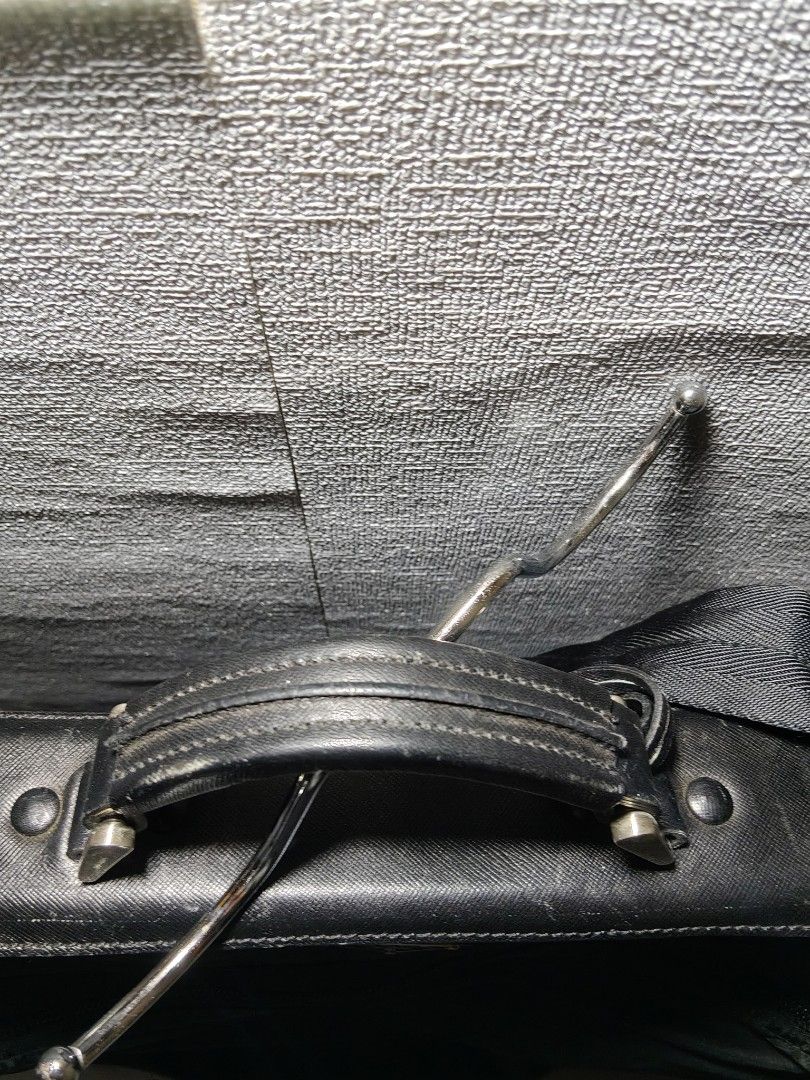 Prada Viaggio (Category: Luxury Bags & Wallets) located in Valencia. Submitted by coolwolf_27a64f (Listing ID 1469831820, Image 3). Description: Minimalist black design pairs easily with business and formal attire, making it ideal for business trips, weddings and weekend getaways. Condition: Excellent condition. Measurements: Width: approx 53 cm Length: 55 cm Perfect for maintaining a polished, ready-to-wear look when you arrive. ❗ Issue sign of 