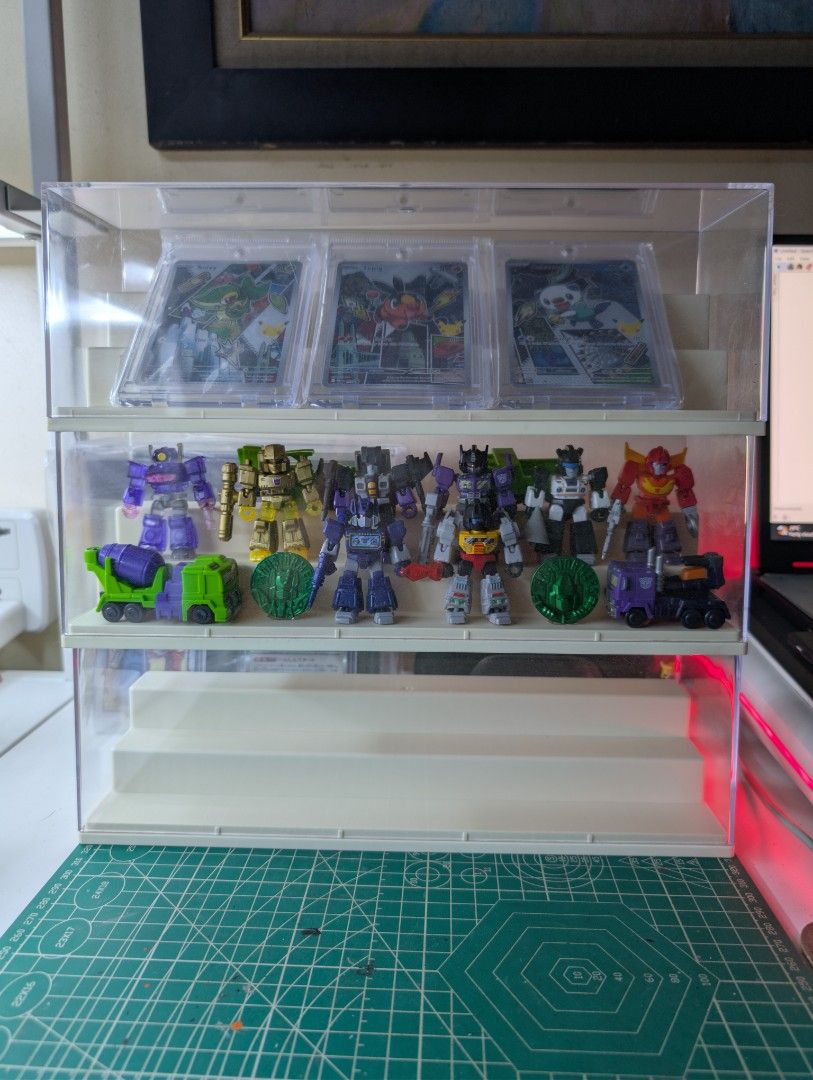[Pre-Loved] 30cm Tiered Acrylic Display Case – Clear & Dustproof (Category: Storage Boxes & Baskets) located in Manila. Submitted by echollect (Listing ID 1469858270, Image 3). Description: Clearing space! ₱175 each 3 pcs available. I'm Selling a pre-owned 30x9x10 cm Clear Acrylic Display Case with a white tiered riser base. ​Material: Clear Acrylic + Plastic Base ​Dimensions: 30 cm (L) x 9 cm (W) x 10 cm (H) ​Condition: Pre-owned (has super mino