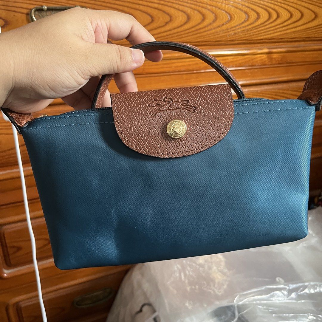 Preloved Like New LC Crossbody Bag Small (Category: Cross-body Bags) located in Binangonan. Submitted by messymeshyshop (Listing ID 1469901948, Image 3). Description: Preloved Like New LC Crossbody Bag Colors: Olive, Teal, Pink Loc: Binangonan, Rizal Mop: GCash Shipping: FREE shipping via SPX.