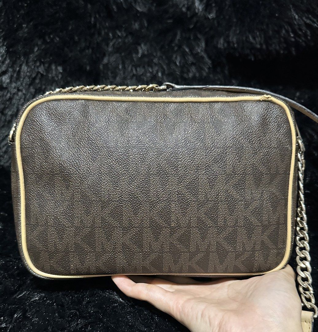 Preloved Mk camera bag original 💯 (Category: Cross-body Bags) located in Caloocan City. Submitted by rqueenluxuryph (Listing ID 1469837512, Image 3). Description: Preloved Mk camera bag original 💯 Condition rate:7/10 Honest issues: hardware fadings May lumps sya sa may piping back corner ng bag .