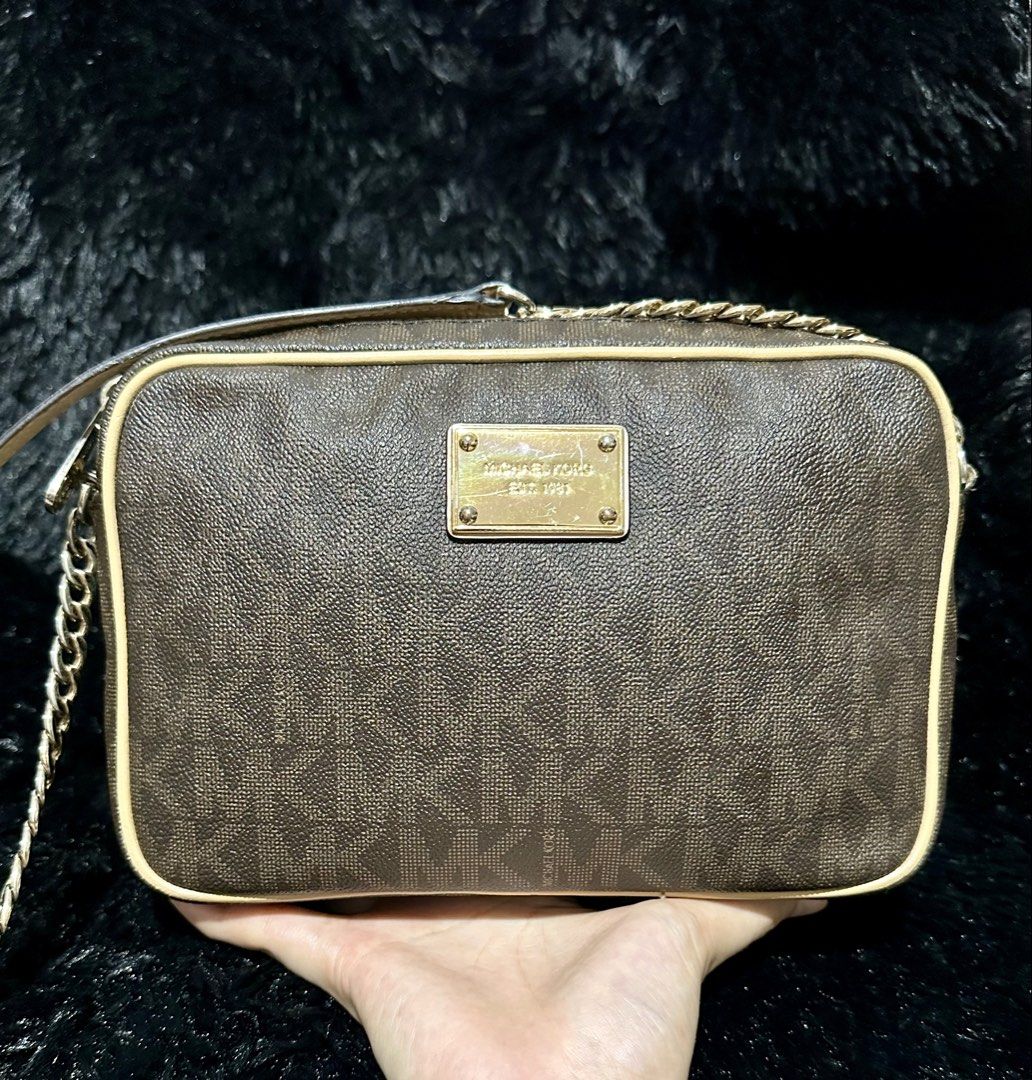 Preloved Mk camera bag original 💯 (Category: Cross-body Bags) located in Caloocan City. Submitted by rqueenluxuryph (Listing ID 1469837512, Image 2). Description: Preloved Mk camera bag original 💯 Condition rate:7/10 Honest issues: hardware fadings May lumps sya sa may piping back corner ng bag .