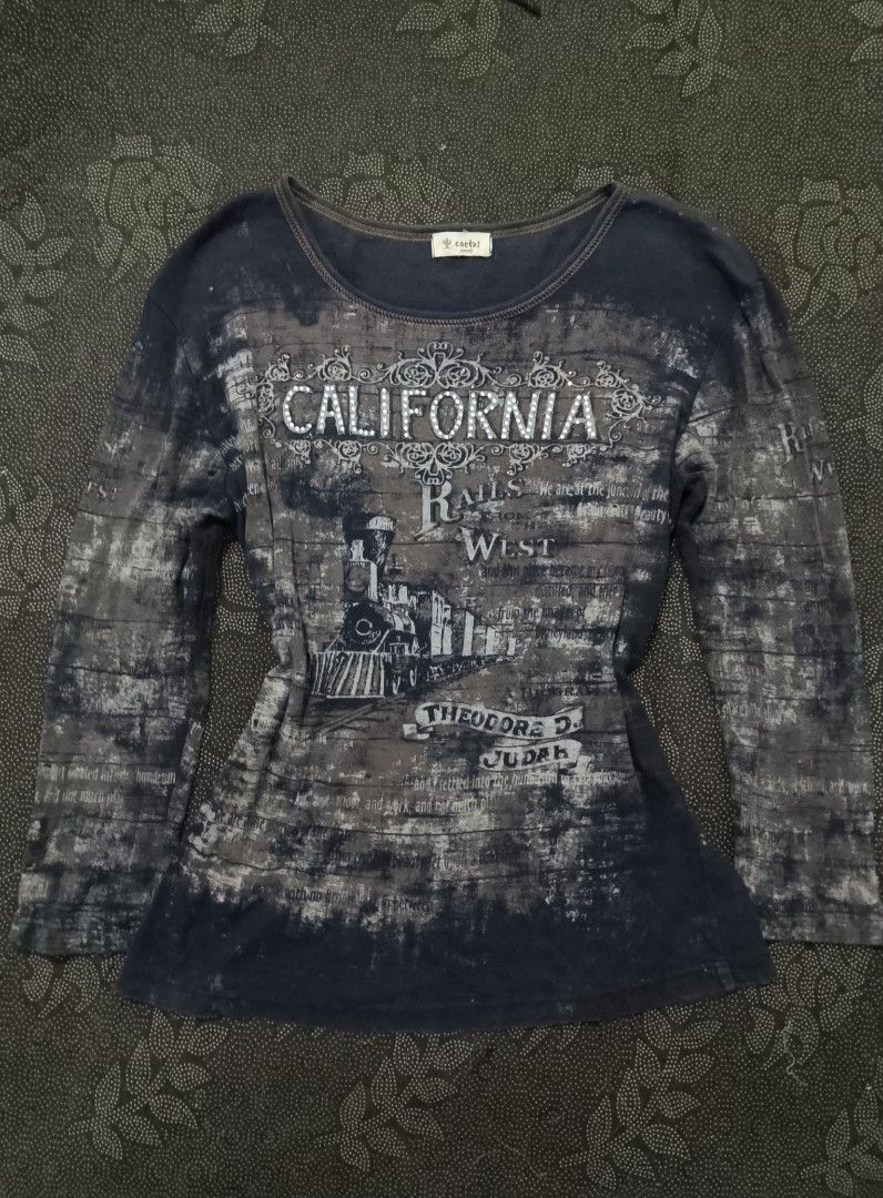 Printed y2k long sleeve grunge top (Category: Longsleeves) located in Cotabato. Submitted by winonasallure (Listing ID 1469944519, Image 1). Description: size:small-med.